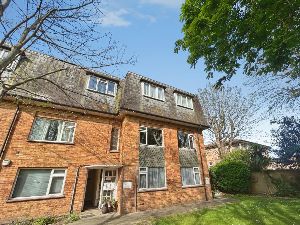 2 bed 1st Floor Flat for rent in Fleet. From Leaders - Emsworth