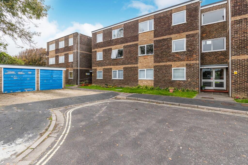 2 bed 1st Floor Flat for rent in Fleet. From Leaders - Emsworth