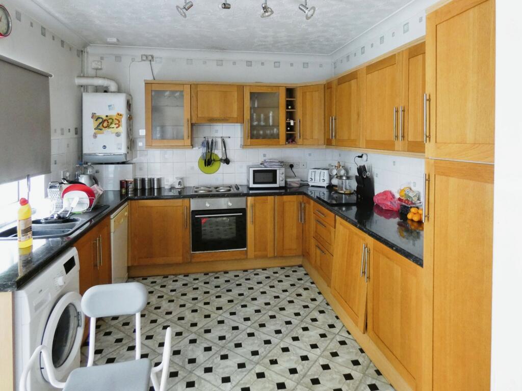3 bed End Terraced House for rent in Sutton in Ashfield. From Leaders - Mansfield
