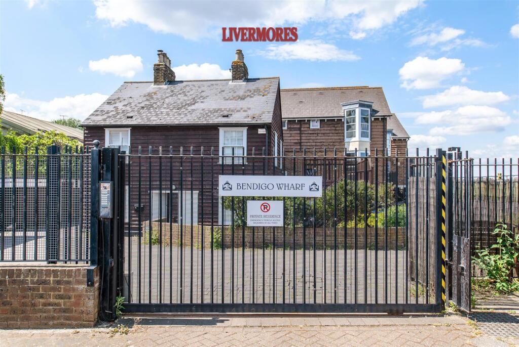 3 bed Mews for rent in Swanscombe. From Livermores The Estate Agents - Dartford 3 bed Mews for rent in Swanscombe. From Livermores The Estate Agents - Dartford