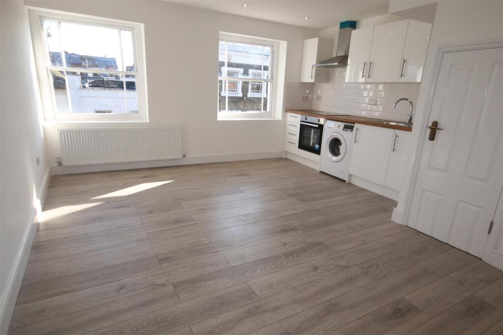 2 bed Apartment for rent in Crayford. From Livermores The Estate Agents - Dartford 2 bed Apartment for rent in Crayford. From Livermores The Estate Agents - Dartford