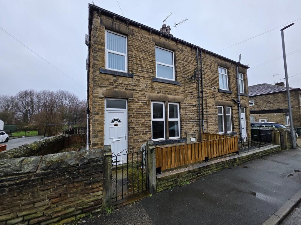 2 bed End of Terrace for rent in Liversedge. From Barkers Estate Agents - Birkenshaw