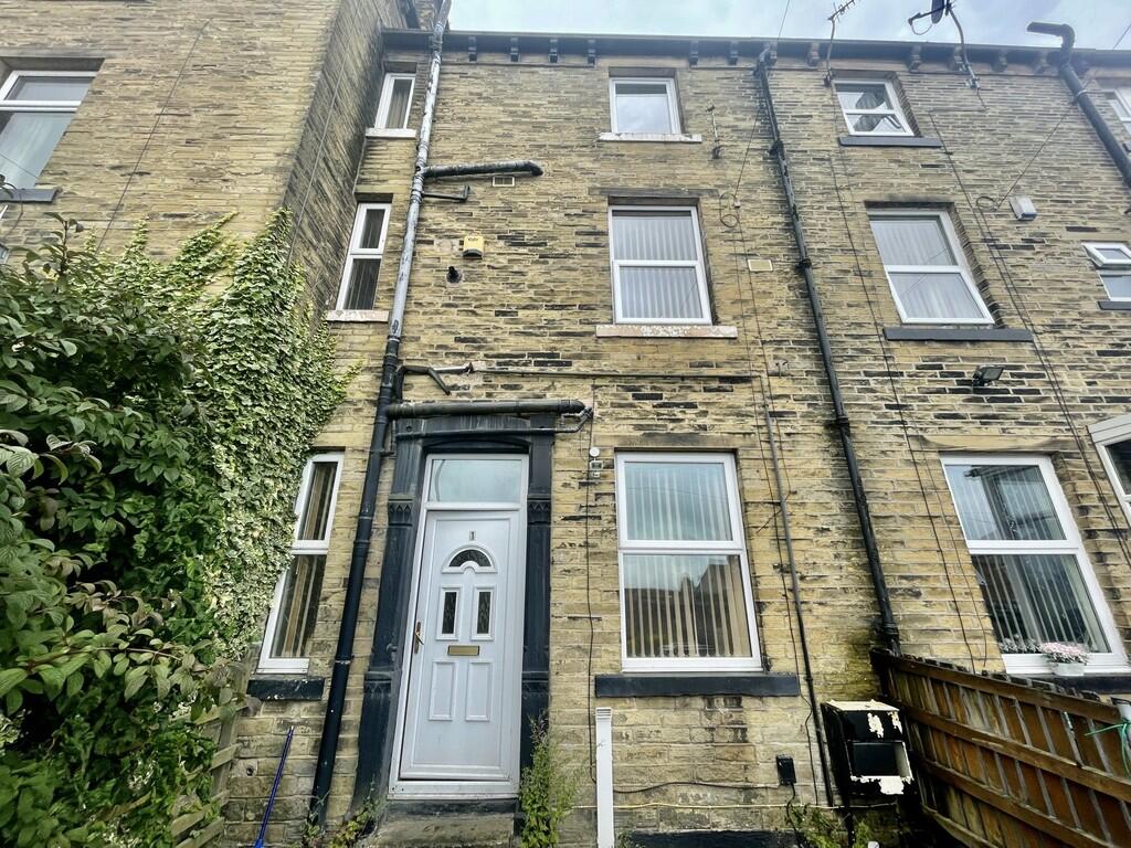 2 bed Mid Terraced House for rent in Bradford. From Barkers Estate Agents - Birkenshaw