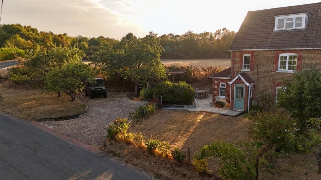 3 bed End of Terrace for rent in Liss. From Chapplins Estate Agents - Liss 3 bed End of Terrace for rent in Liss. From Chapplins Estate Agents - Liss