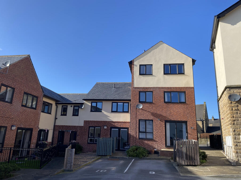 4 bed End of Terrace for rent in Batley. From Barkers Estate Agents - Birstall