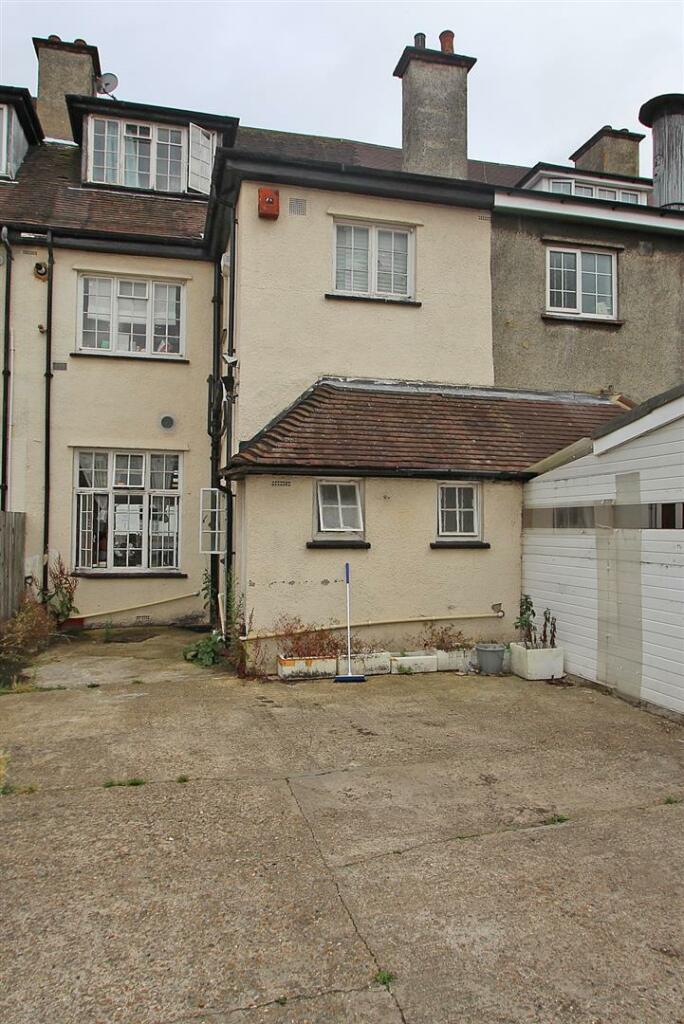 4 bed Apartment for rent in Epsom. From Richard Saunders - Banstead