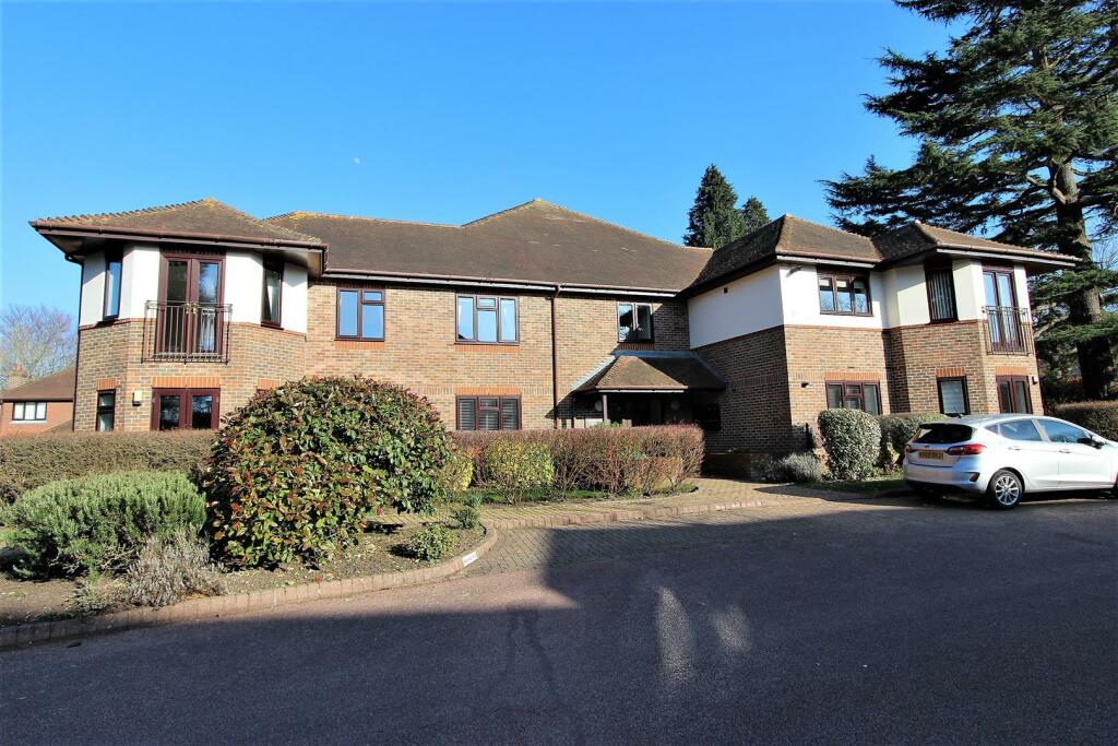 2 bed Apartment for rent in Walton on the Hill. From Richard Saunders - Banstead