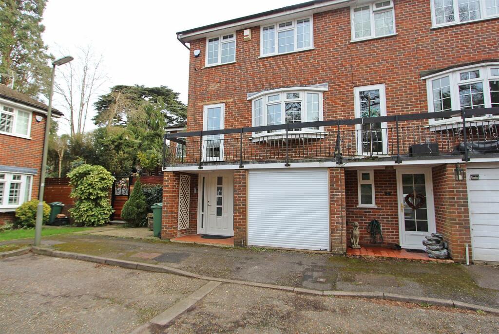 3 bed Town House for rent in Chipstead. From Richard Saunders - Banstead