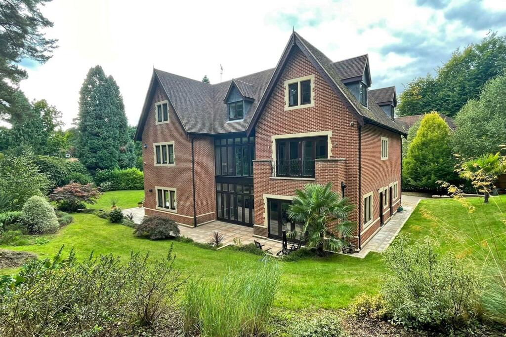 6 bed Detached House for rent in Lower Kingswood. From Richard Saunders - Banstead