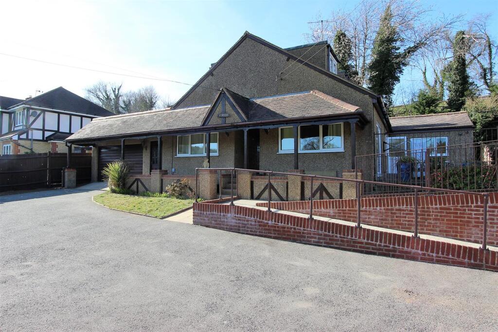 5 bed Detached bungalow for rent in Chipstead. From Richard Saunders and Company - Banstead