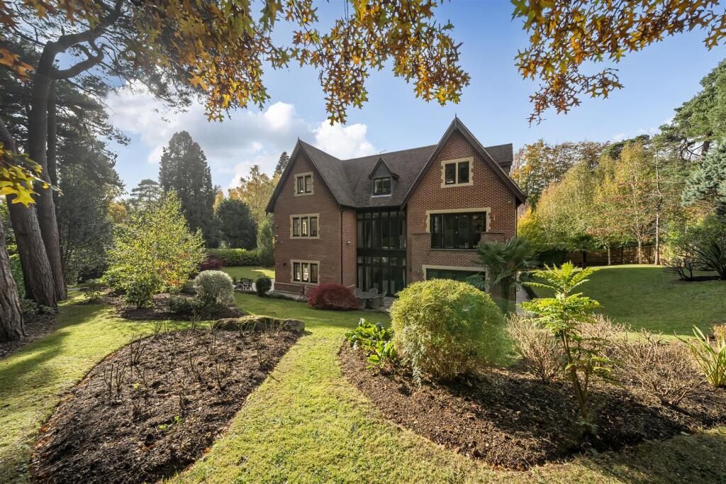 6 bed Detached for rent in Lower Kingswood. From Richard Saunders and Company - Banstead 6 bed Detached for rent in Lower Kingswood. From Richard Saunders and Company - Banstead
