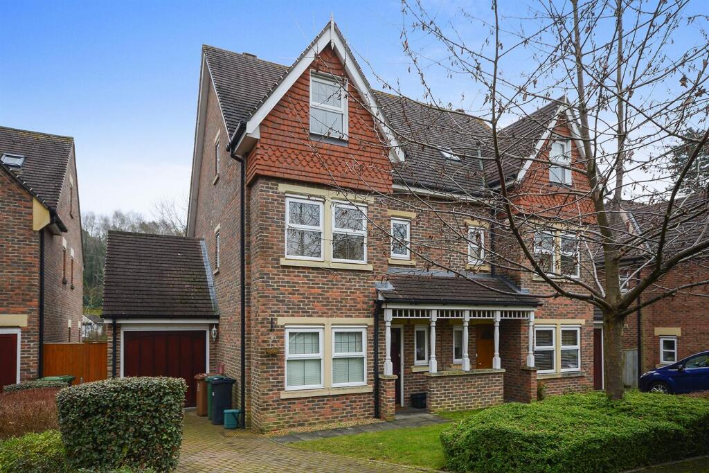 4 bed Semi Detached for rent in Chipstead. From Richard Saunders and Company - Banstead 4 bed Semi Detached for rent in Chipstead. From Richard Saunders and Company - Banstead