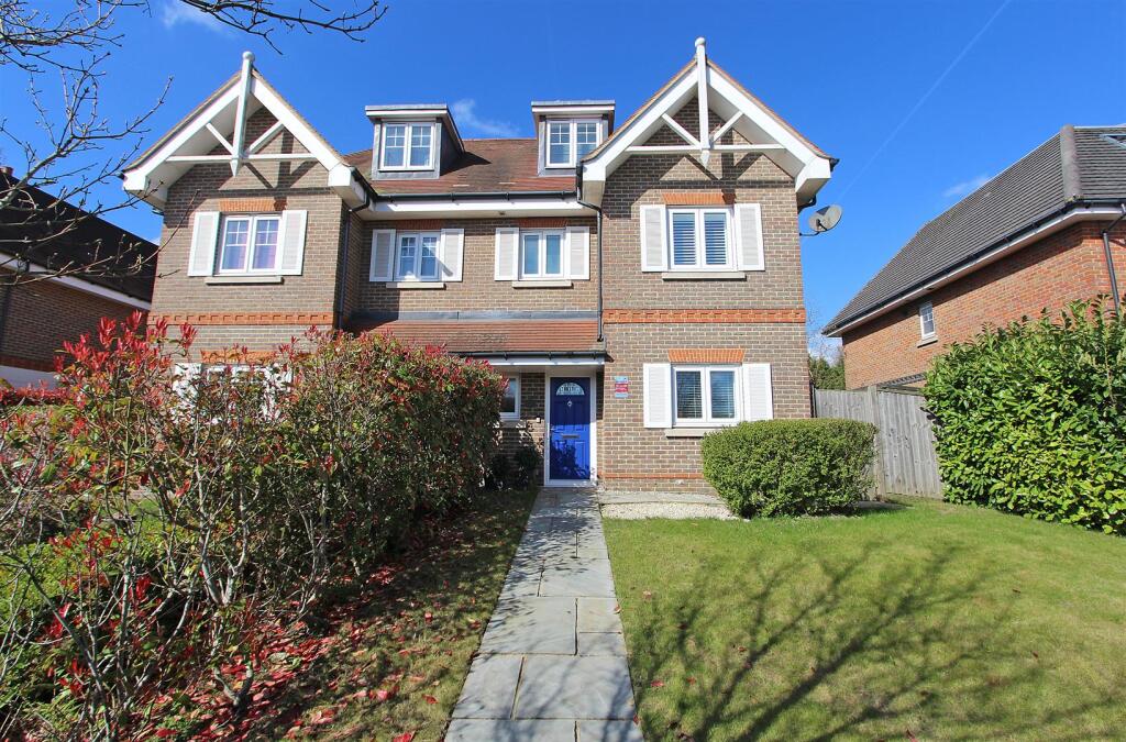 4 bed Semi Detached for rent in Banstead. From Richard Saunders and Company - Banstead 4 bed Semi Detached for rent in Banstead. From Richard Saunders and Company - Banstead