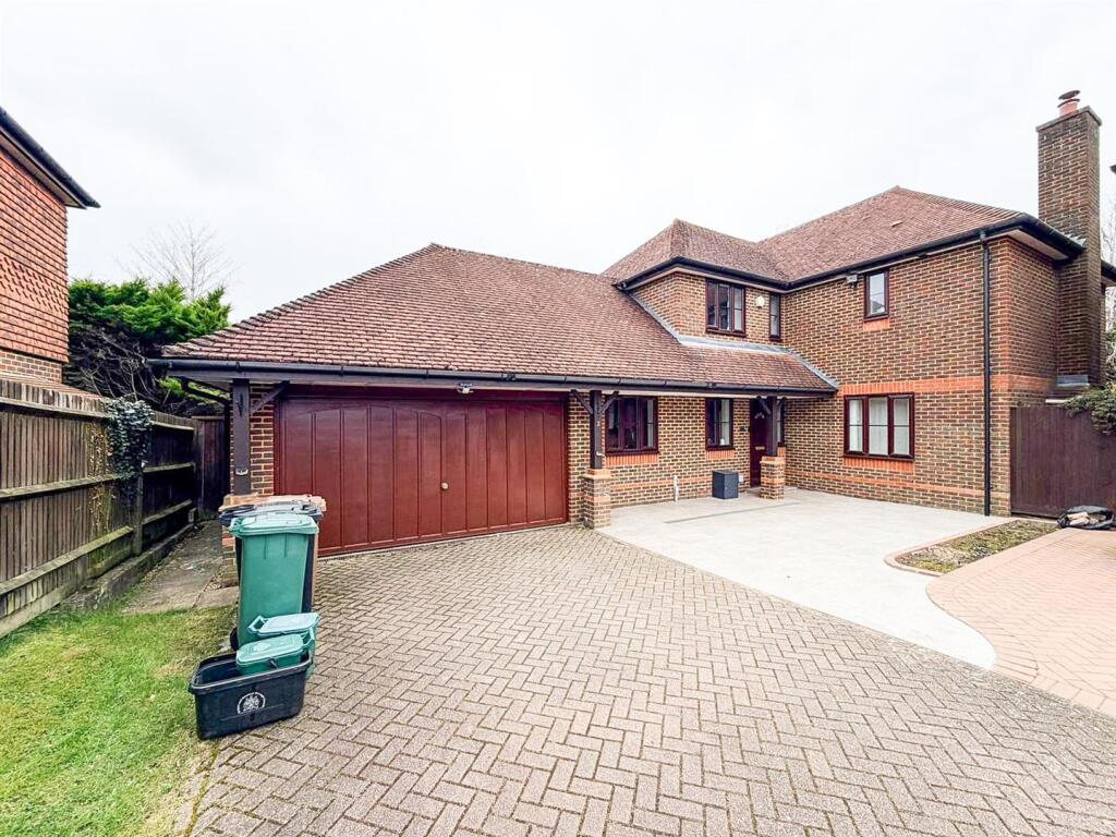 5 bed Detached for rent in Banstead. From Richard Saunders and Company - Banstead 5 bed Detached for rent in Banstead. From Richard Saunders and Company - Banstead