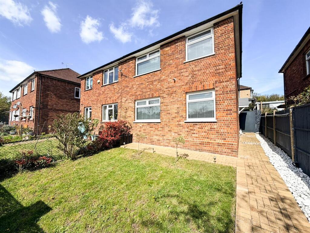 3 bed Detached for rent in Coulsdon. From Richard Saunders and Company - Banstead