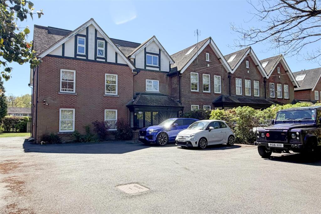 2 bed Apartment for rent in Walton on the Hill. From Richard Saunders and Company - Banstead