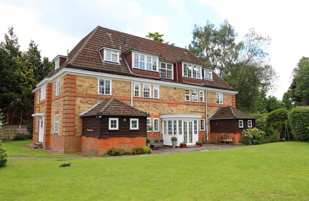 2 bed Apartment for rent in Walton on the Hill. From Richard Saunders and Company - Banstead 2 bed Apartment for rent in Walton on the Hill. From Richard Saunders and Company - Banstead