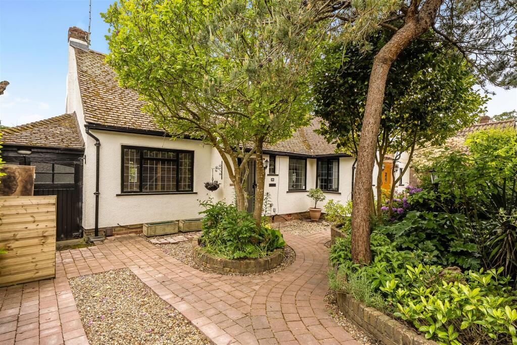 3 bed Detached bungalow for rent in Burgh Heath. From Richard Saunders and Company - Banstead 3 bed Detached bungalow for rent in Burgh Heath. From Richard Saunders and Company - Banstead