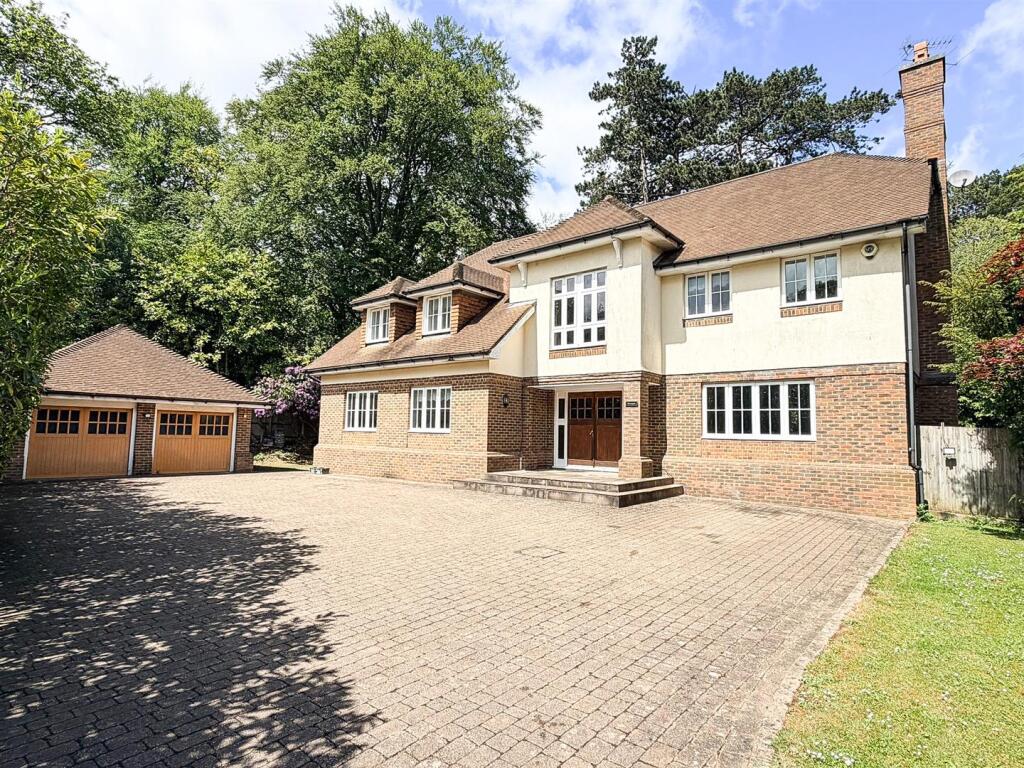 5 bed Detached for rent in Walton on the Hill. From Richard Saunders and Company - Banstead 5 bed Detached for rent in Walton on the Hill. From Richard Saunders and Company - Banstead