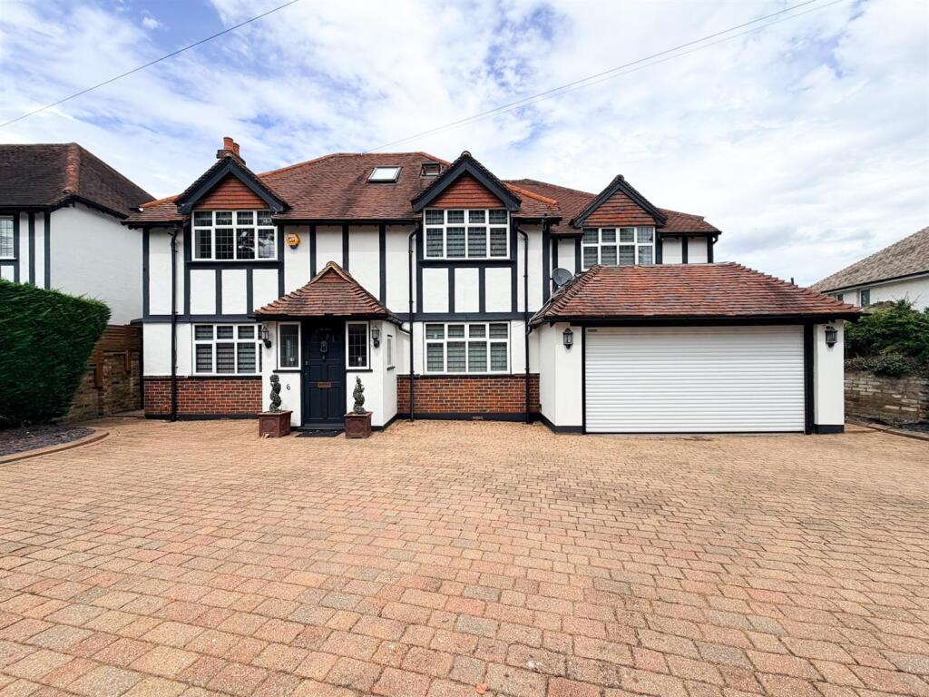 5 bed Detached for rent in Coulsdon. From Richard Saunders and Company - Banstead 5 bed Detached for rent in Coulsdon. From Richard Saunders and Company - Banstead