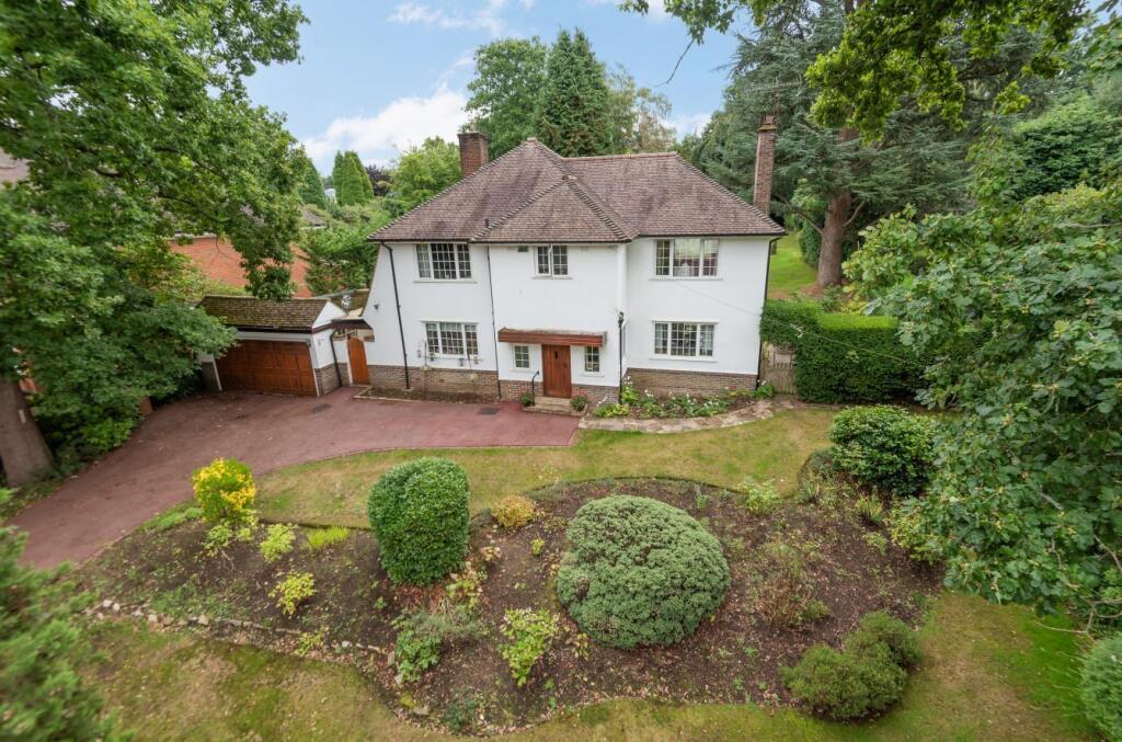 4 bed Detached for rent in Burgh Heath. From Richard Saunders and Company - Banstead 4 bed Detached for rent in Burgh Heath. From Richard Saunders and Company - Banstead