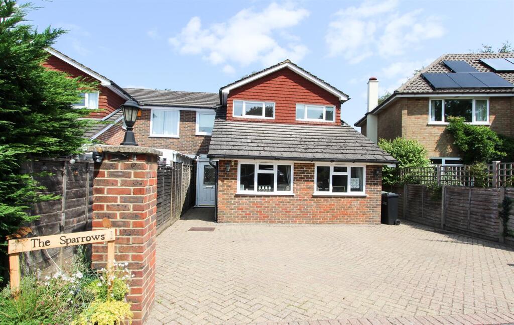 3 bed Detached for rent in Lower Kingswood. From Richard Saunders and Company - Banstead 3 bed Detached for rent in Lower Kingswood. From Richard Saunders and Company - Banstead