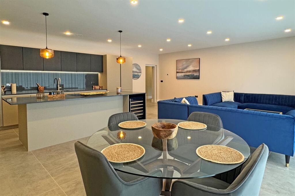 2 bed Apartment for rent in Lower Kingswood. From Richard Saunders and Company - Banstead 2 bed Apartment for rent in Lower Kingswood. From Richard Saunders and Company - Banstead