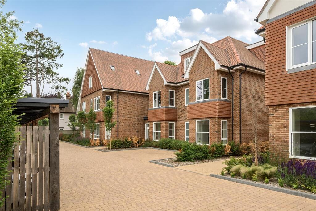 2 bed Apartment for rent in Lower Kingswood. From Richard Saunders and Company - Banstead 2 bed Apartment for rent in Lower Kingswood. From Richard Saunders and Company - Banstead