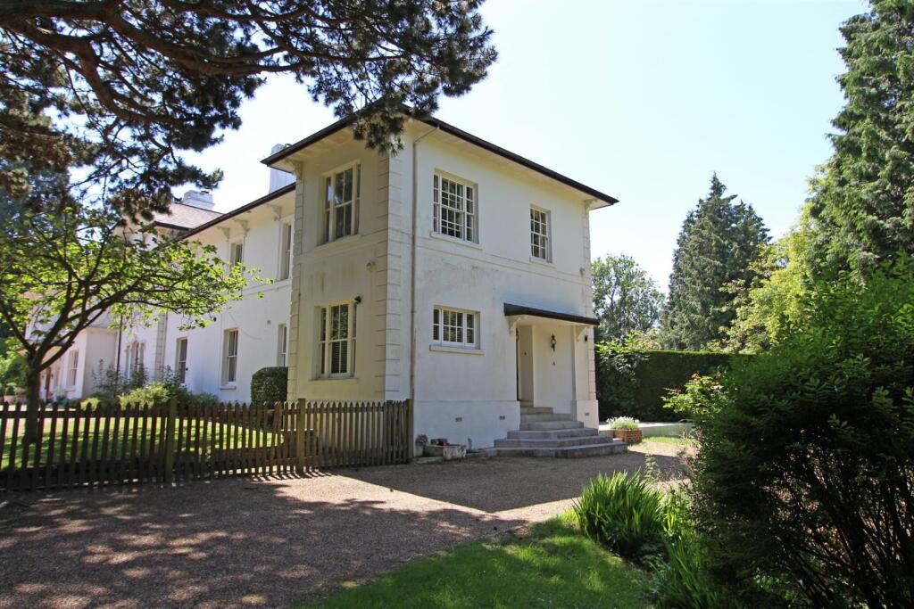 4 bed Semi Detached for rent in Hooley. From Richard Saunders and Company - Banstead 4 bed Semi Detached for rent in Hooley. From Richard Saunders and Company - Banstead