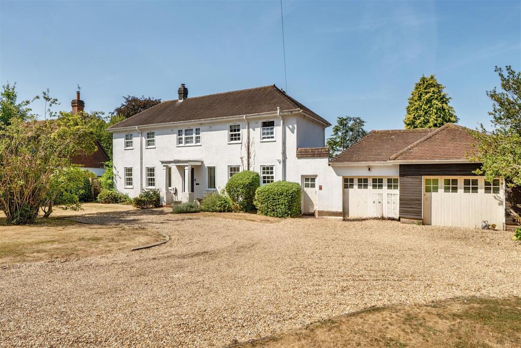 4 bed Detached for rent in Chipstead. From Richard Saunders and Company - Banstead 4 bed Detached for rent in Chipstead. From Richard Saunders and Company - Banstead