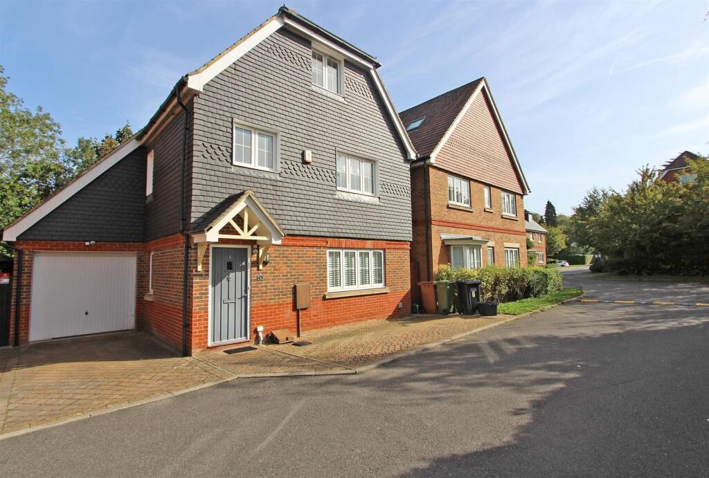 5 bed Detached for rent in Banstead. From Richard Saunders and Company - Banstead 5 bed Detached for rent in Banstead. From Richard Saunders and Company - Banstead