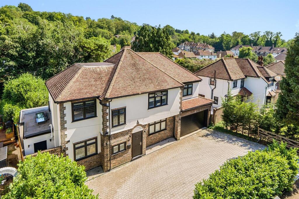 4 bed Detached for rent in Chipstead. From Richard Saunders and Company - Banstead 4 bed Detached for rent in Chipstead. From Richard Saunders and Company - Banstead