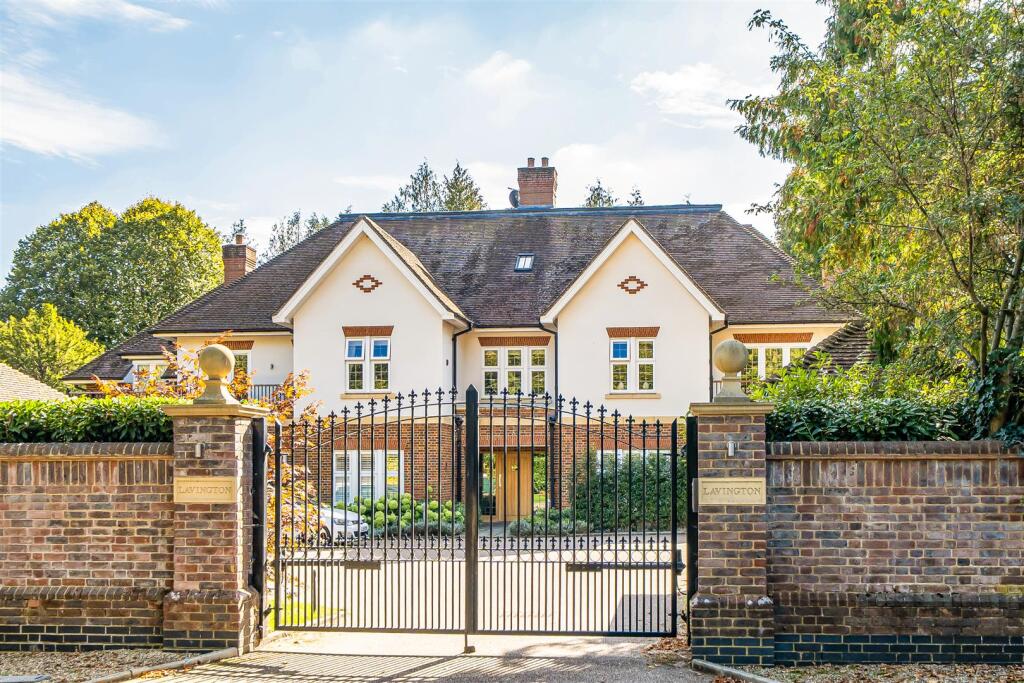 2 bed Apartment for rent in Walton on the Hill. From Richard Saunders and Company - Banstead 2 bed Apartment for rent in Walton on the Hill. From Richard Saunders and Company - Banstead