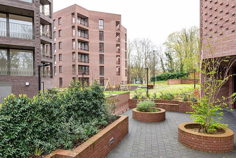 2 bed Apartment for rent in Coulsdon. From Richard Saunders and Company - Banstead 2 bed Apartment for rent in Coulsdon. From Richard Saunders and Company - Banstead