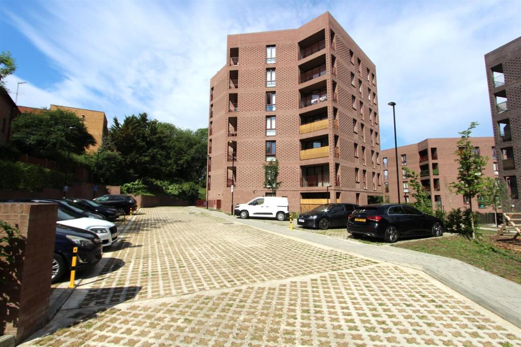2 bed Apartment for rent in Coulsdon. From Richard Saunders and Company - Banstead 2 bed Apartment for rent in Coulsdon. From Richard Saunders and Company - Banstead