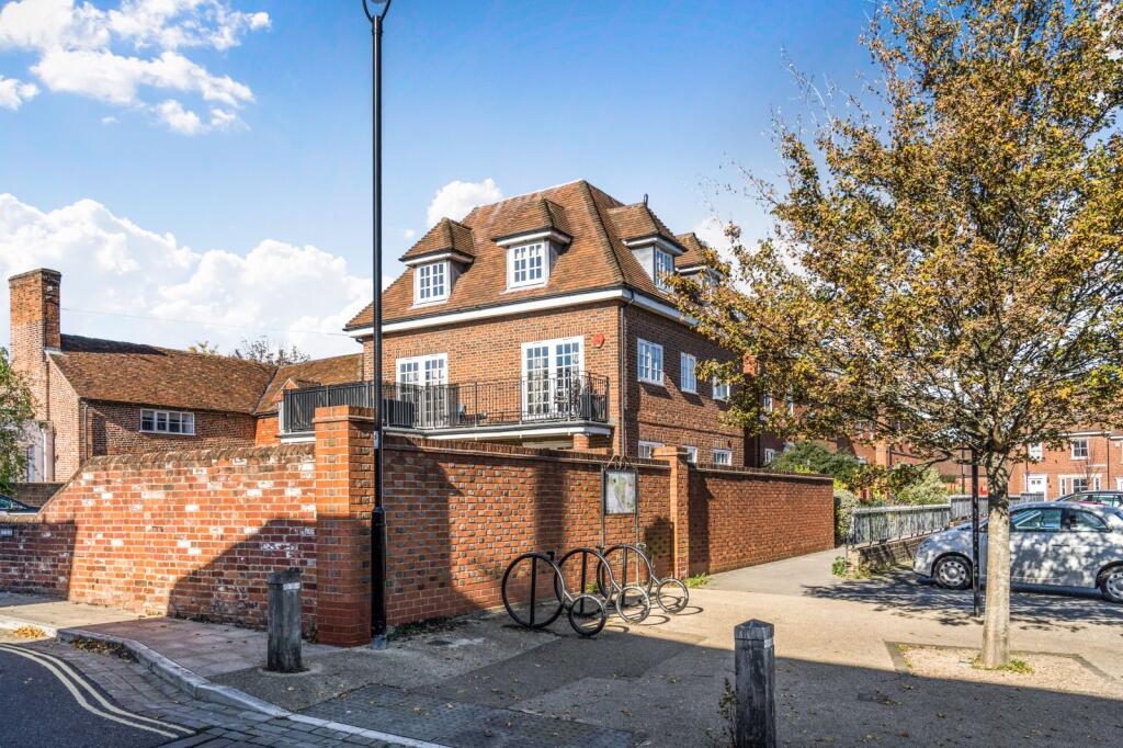 2 bed 1st Floor Flat for rent in Hamble-le-Rice. From Leaders - Sarisbury