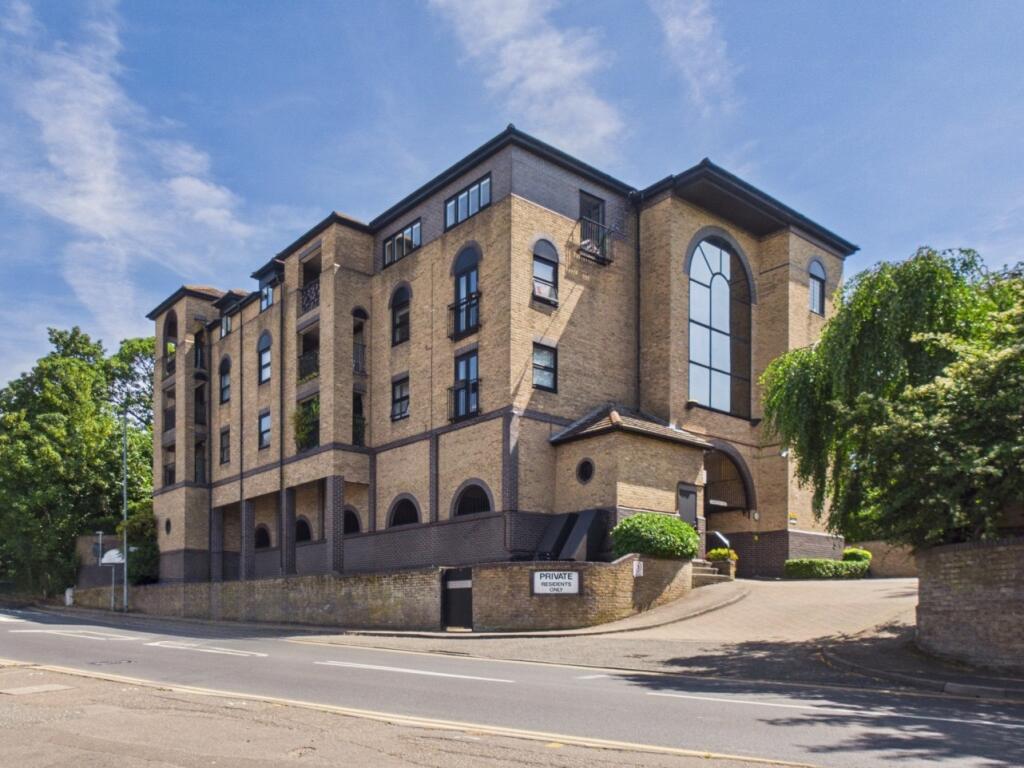 3 bed Apartment for rent in Billericay. From Henton Kirkman Residential - Billericay