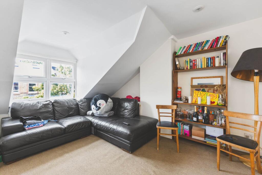 2 bed 1st Floor Flat for rent in Clapham. From Oliver Burn - Clapham