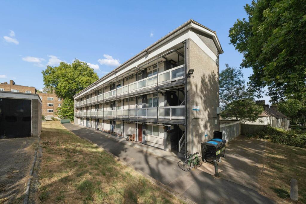 1 bed 1st Floor Flat for rent in Camberwell. From Oliver Burn - Clapham