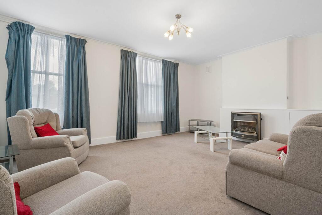 2 bed 1st Floor Flat for rent in London. From Oliver Burn - Clapham