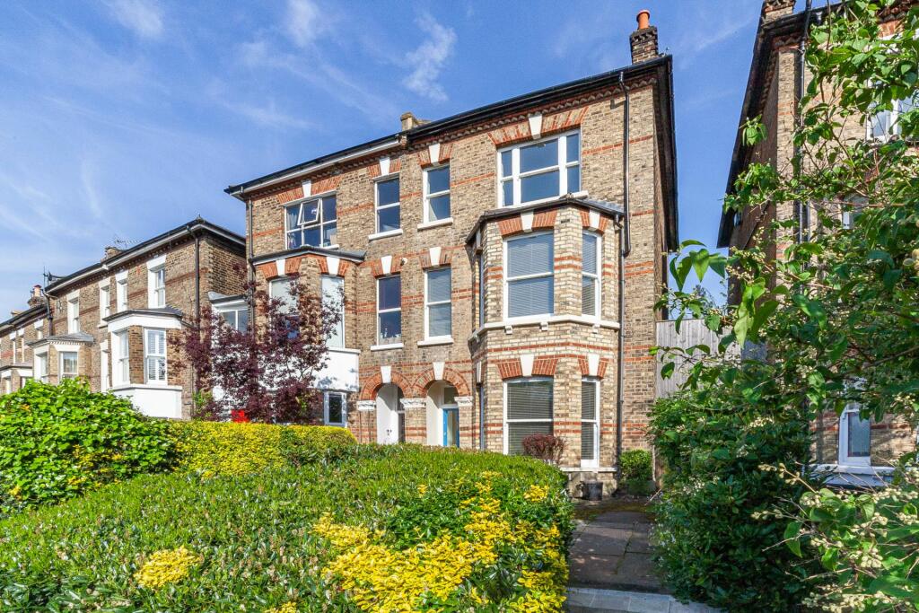 4 bed Detached House for rent in London. From Oliver Burn - Herne Hill