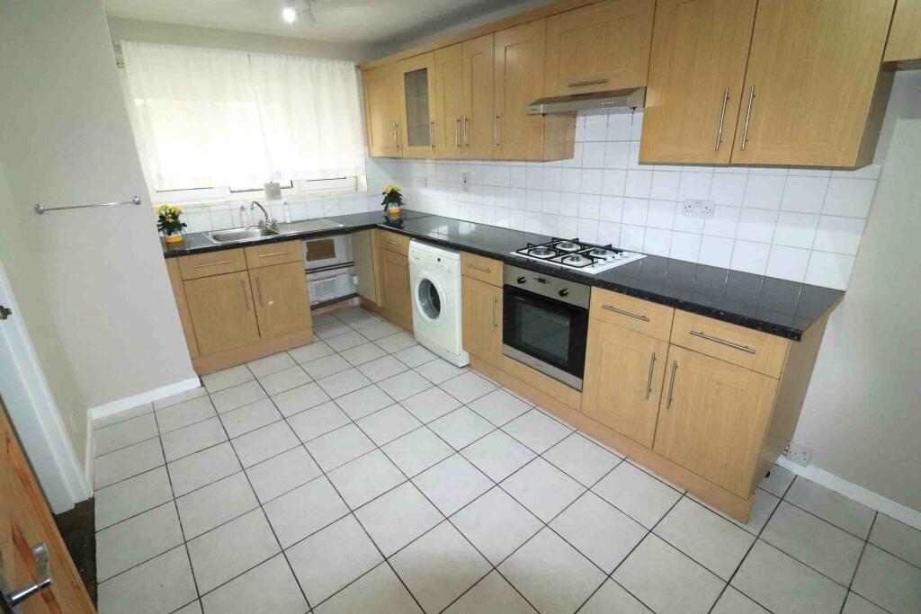 3 bed Flat for rent in Penge. From Property World Ltd