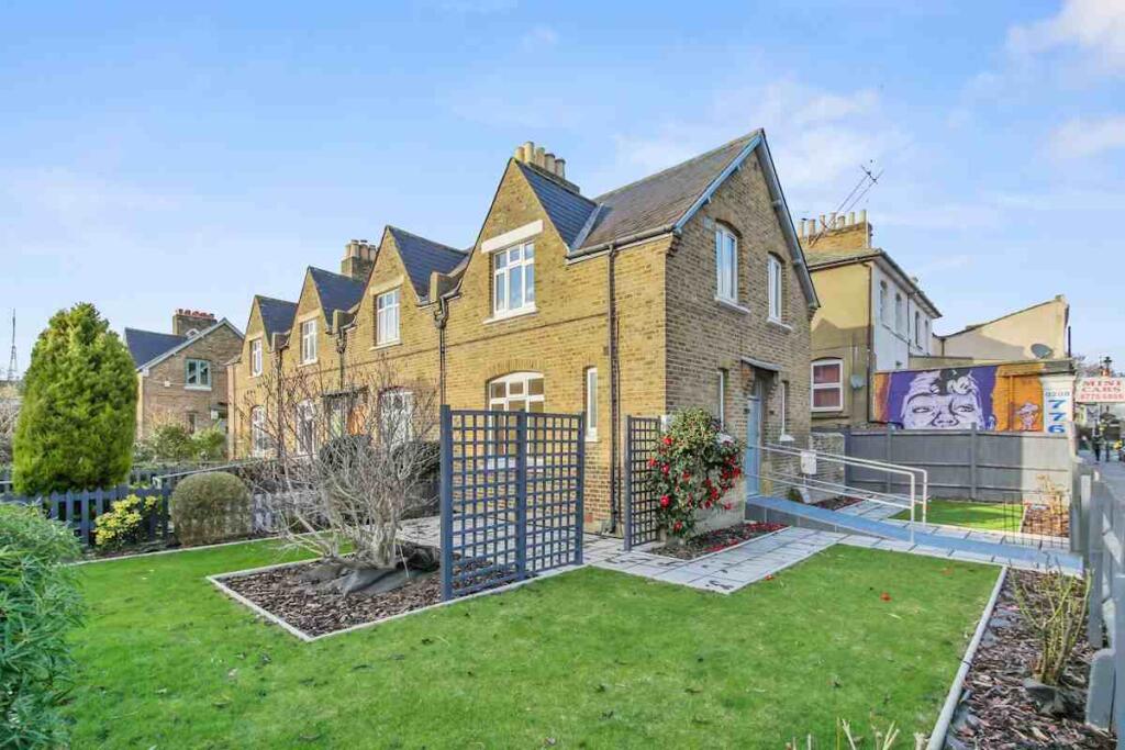 3 bed Detached for rent in London. From Property World Penge - London - Lettings