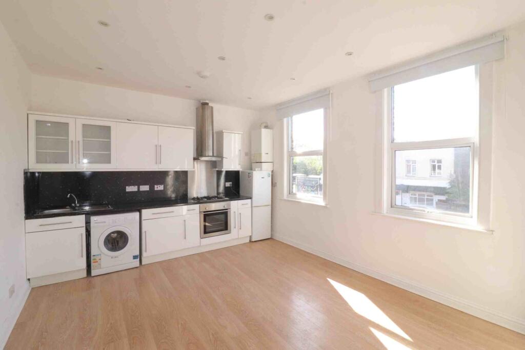 1 bed 1st Floor Flat for rent in Penge. From Property World Penge - London - Lettings
