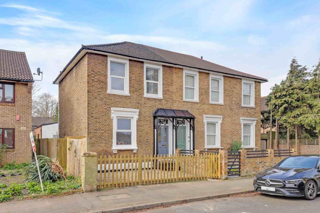 4 bed Detached for rent in London. From Property World Penge - London - Lettings