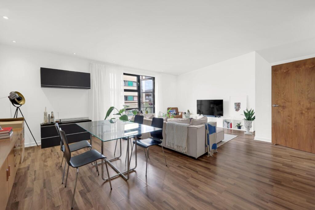 2 bed 1st Floor Flat for rent in London. From Hunters - Shoreditch