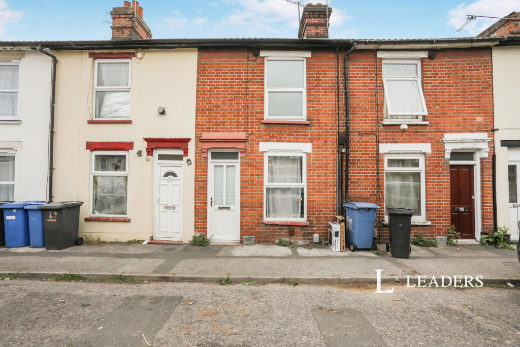 2 bed Mid Terraced House for rent in Ipswich. From Leaders - Felixtowe
