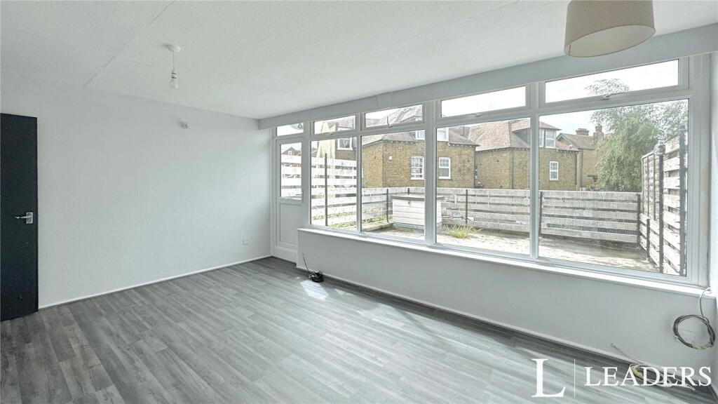 3 bed 1st Floor Flat for rent in Felixstowe. From Leaders - Felixtowe