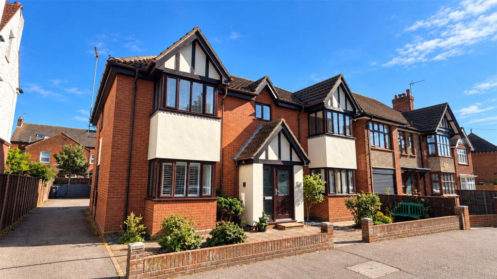 2 bed 1st Floor Flat for rent in Felixstowe. From Leaders - Felixtowe