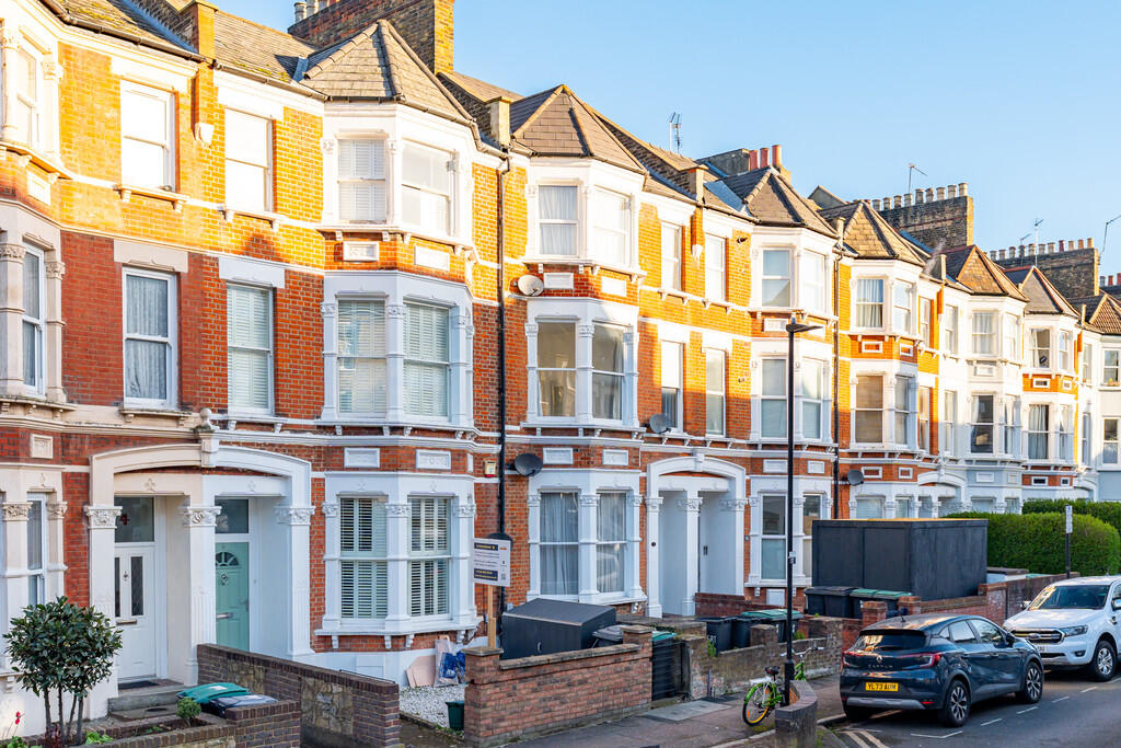 3 bed 1st Floor Flat for rent in London. From Connect Lettings - Palmers Green